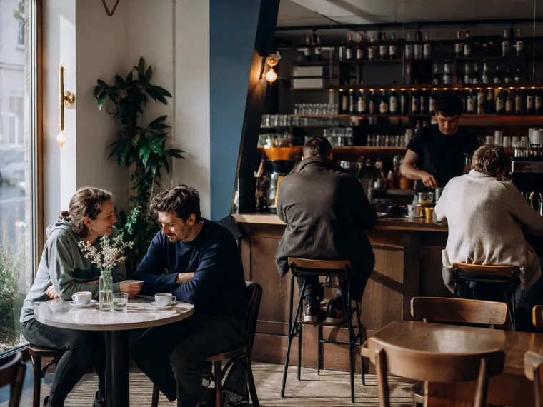 Gemütliches, modernes Café mit Bar und Gästen